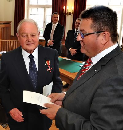 Fritz Brey mit dem Bundesverdienstkreuz am Bande des Verdienstordens der Bundesrepublik Deutschland ausgezeichnet
 - Foto: (c) ff - vfz